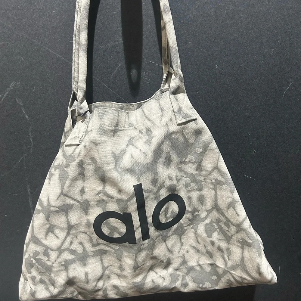 ALO Yoga Gray Tiedye Tote Bag - Picture 5 of 8